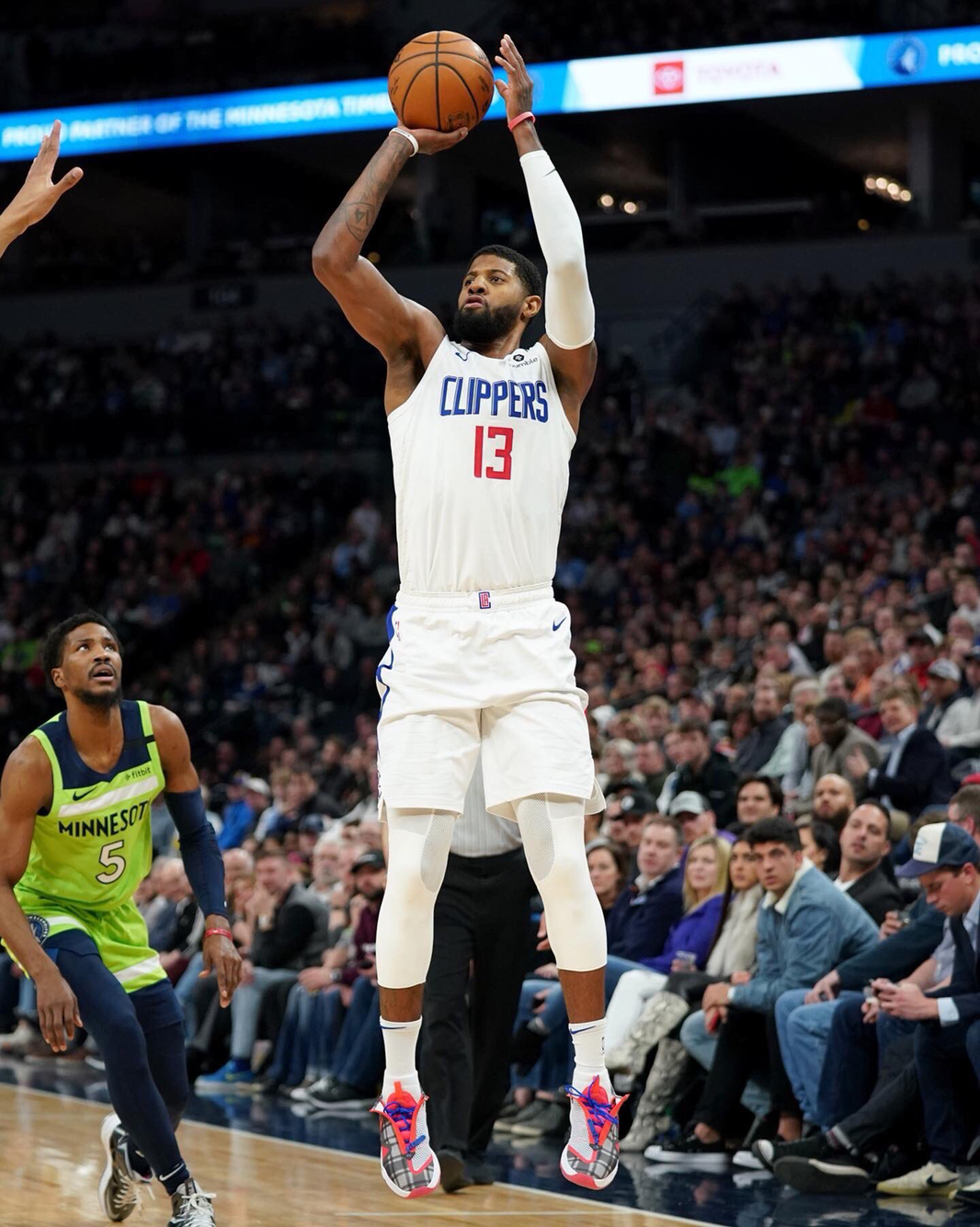 教练公开怒喷裁判，记者会炸裂